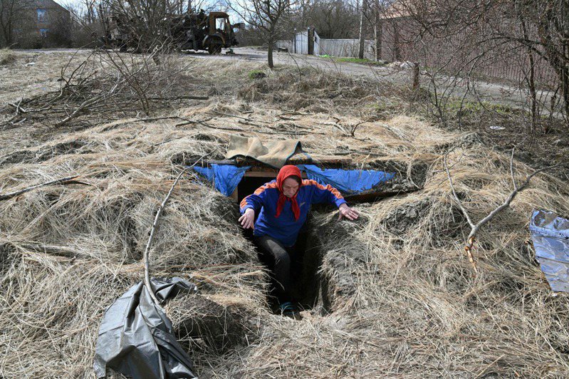 烏克蘭基輔州奧布霍維奇村（Obukhovychi）居民表示，俄軍在他們房屋周圍挖坑洞，將他們當作「人肉盾牌」，以阻止烏克蘭武裝部隊反擊。法新社