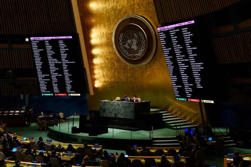 聯合國今天表示，俄羅斯在烏克蘭的行為可能已經觸犯戰爭。圖為聯合國大會日前通過暫停俄羅斯人權理事會資格。法新社