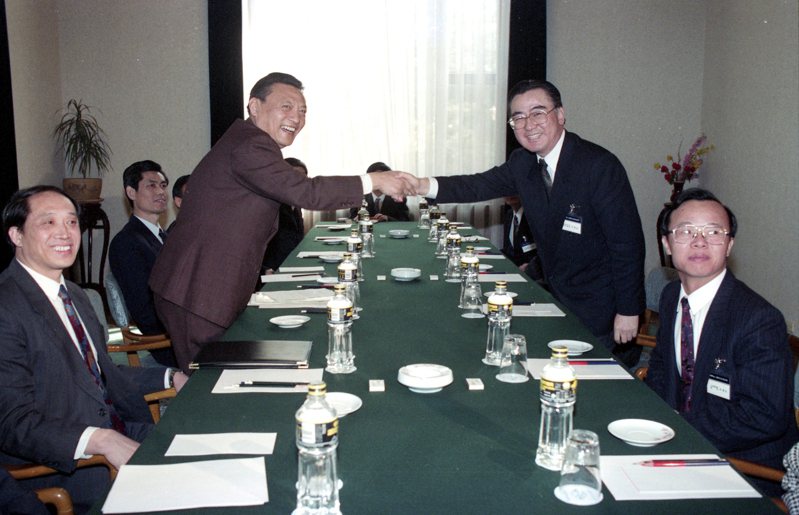 1993年4月8日海基會副董事長邱進益（右二）與海協會副會長唐樹備（左二）舉行首次會談，雙方握手合影象徵兩岸破冰。圖／聯合報系資料照片
