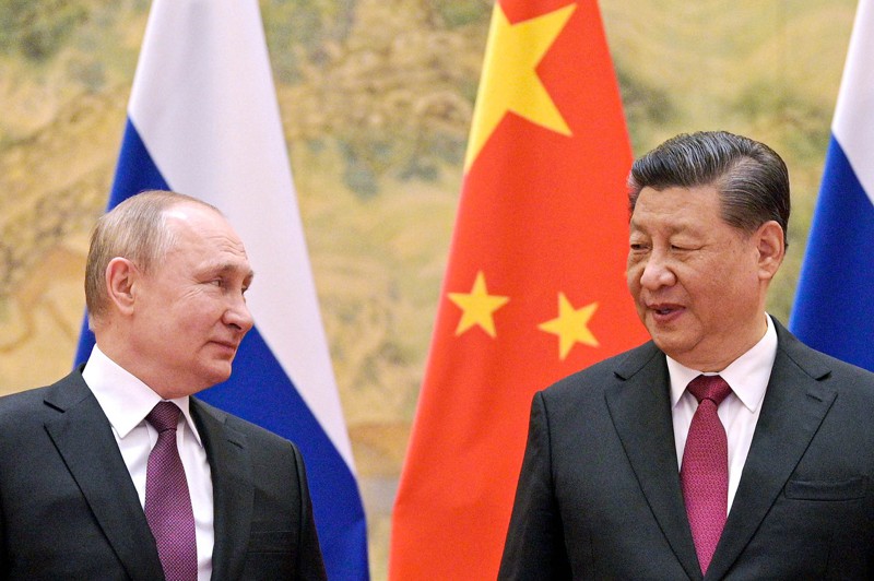 大陸國家主席習近平（右）在與俄羅斯總統普亭（左）在冬奧開幕時的峰會中，宣布中俄合作無上限，讓現在中國大陸陷於被動的國際形勢。美聯社