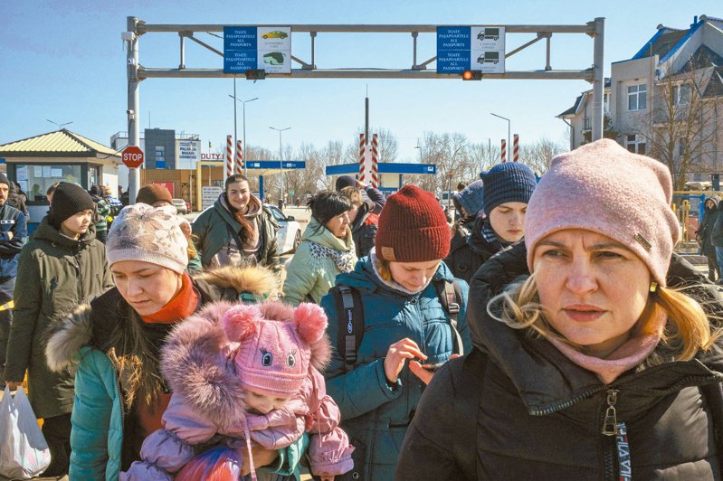 歐洲各國接收安頓烏克蘭難民的經費可能高達300億美元。（紐約時報）