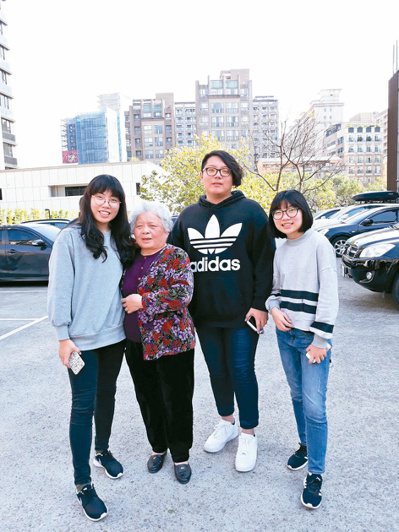 陳俐蓉(左)由奶奶一手帶大，與哥哥陳彥霖、妹妹陳彥汝感情親密。圖／楊淑姿提供