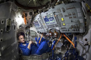美國太空總署（NASA）堅定表示，與俄羅斯太空總署的合作關係沒有受到地面動盪的影響，圖為NASA太空人史考特2015年待在俄羅斯「加加林太空人培訓中心」聯盟號，模擬太空艙內的情景。美聯社