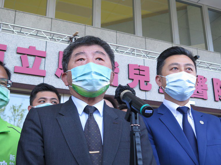 衛福部長陳時中（左）今天到新竹參加新竹市立馬偕兒童醫院揭牌儀式。記者張裕珍／攝影