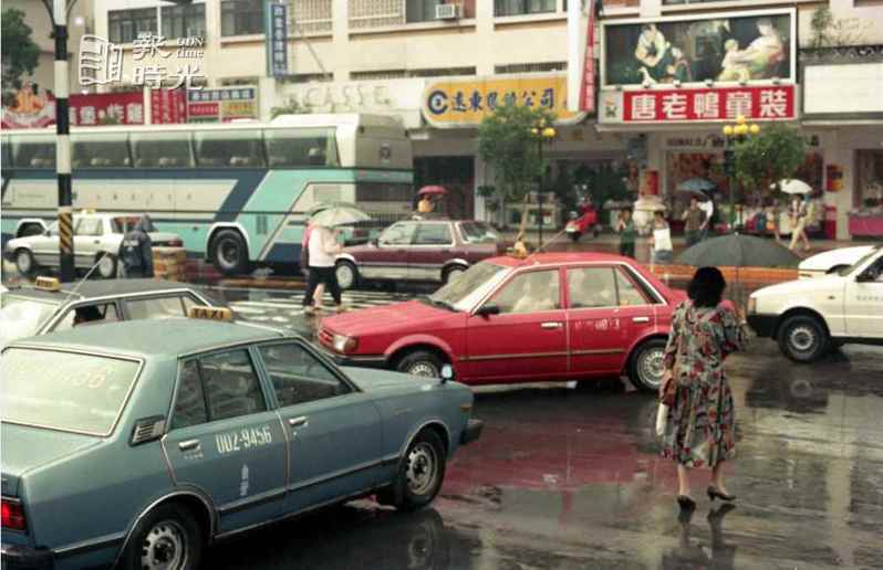 圖說：街上車水馬龍的情景。日期：1989/05/29。攝影：黃國有。來源：聯合報