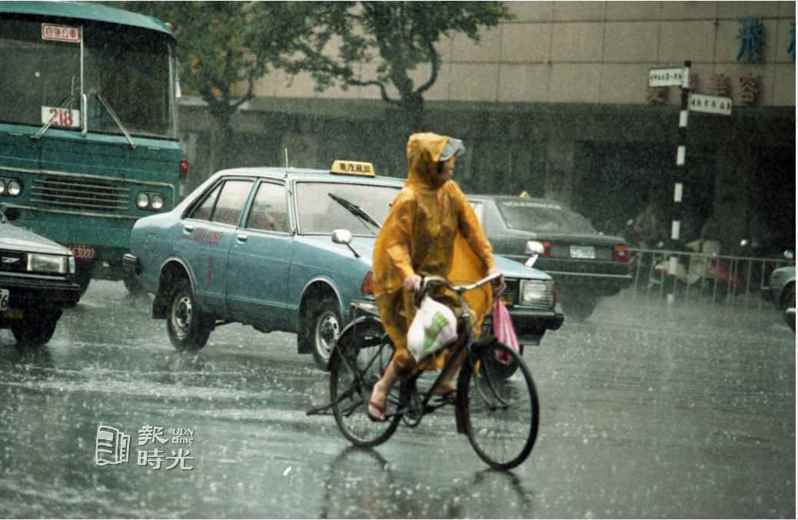圖說：梅雨季節的街景。日期：1989/05/29。攝影：黃國有。來源：聯合報
