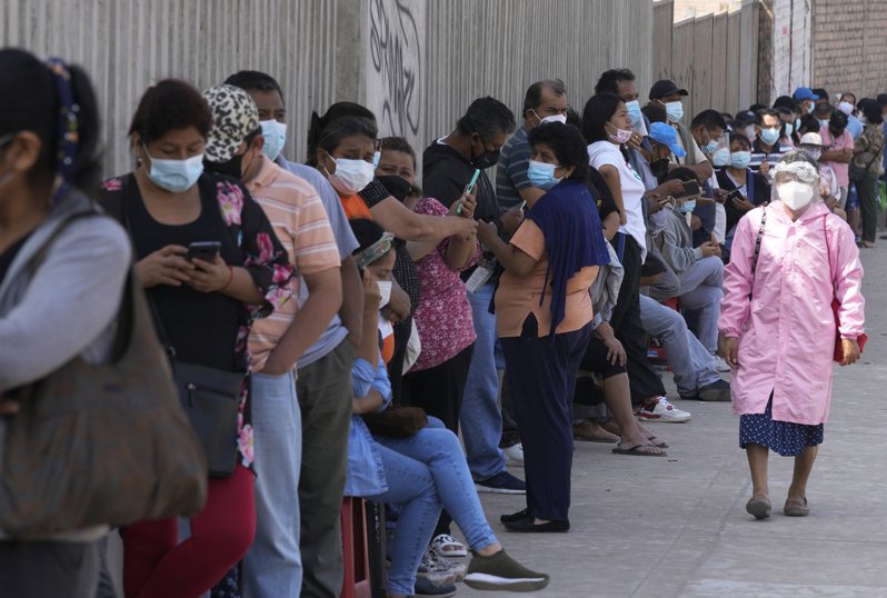 秘鲁至关重要的观光产业遭COVID-19（2019年冠状病毒疾病）疫情重创，当局今天宣布旅游业进入紧急状态。图为民众日前在首都排队等待检测。图／美联社(photo:UDN)