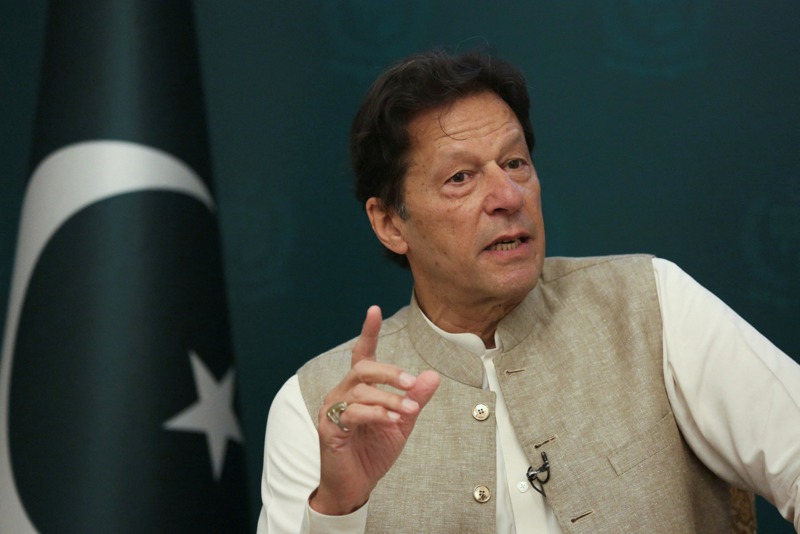 巴基斯坦總理康恩10日凌晨因半數以上國會議員在不信任動議中投下贊成票，遭罷黜下台。路透