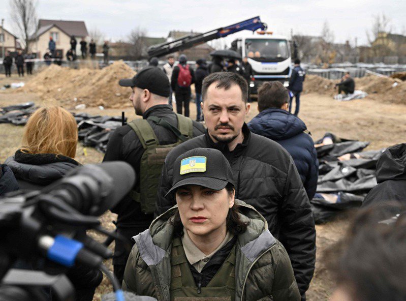 維妮迪托薇（中）8日來到基輔西北部的布查鎮視察萬人塚後接受媒體訪問。法新社