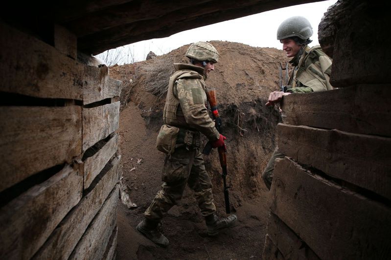 2月底俄軍入侵烏克蘭後，俄軍占領的頓內次克和盧甘斯克地區動員平民攻擊烏軍的壕溝。圖為盧甘斯克的烏軍戰壕。法新社