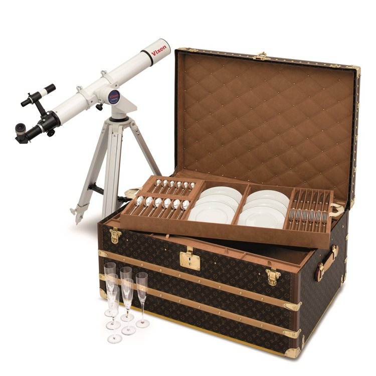 即將於5月23日佳士得香港上拍的特別訂製野餐天文望遠鏡收藏箱，估價50萬港元起。圖／佳士得提供