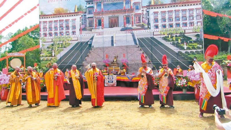 台灣桑耶寺昨奠基動土，僧團進行灑淨，預計以5年時間打造全台最大藏傳佛學院。記者范榮達／攝影