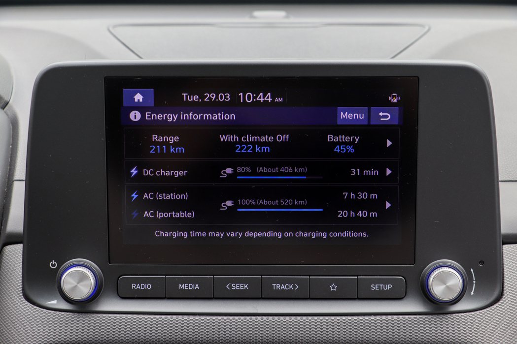 Hyundai Kona Electric中控螢幕內的EV選項，會顯示更多關於當...