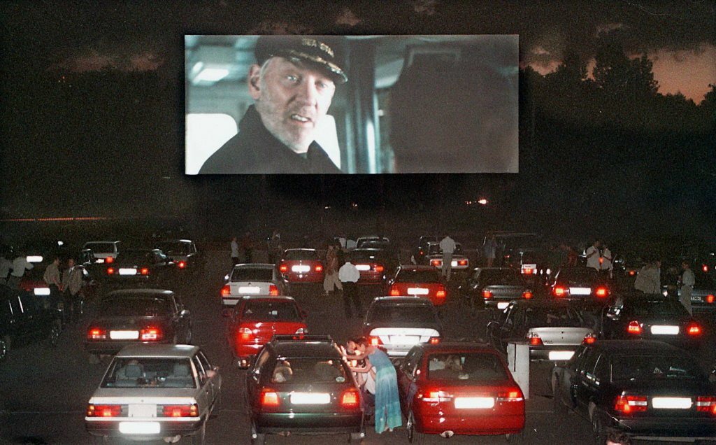 1999年，觀眾在莫斯科的Kinodrom汽車戲院觀看蘇聯導演Vasili Pichul的電影。 圖／法新社