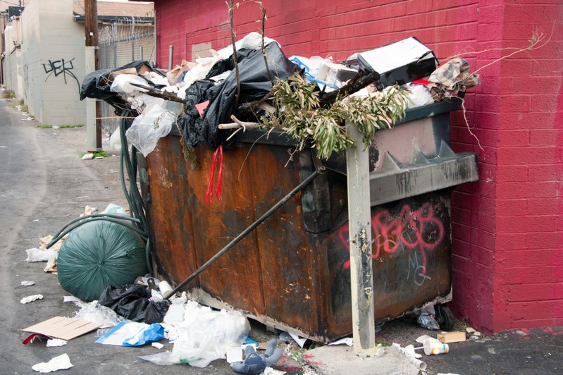 台灣過去也曾實施垃圾子母車定點回收站，但經常可見子母車被垃圾塞爆掉滿地。 示意圖／ingimage