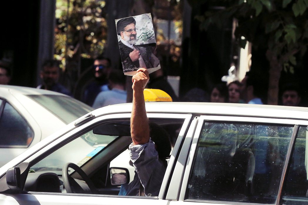 伊朗去年藉舉辦篩選程度創新高的總統選舉「欽點」最高精神領袖哈梅內伊的愛將萊希（圖...
