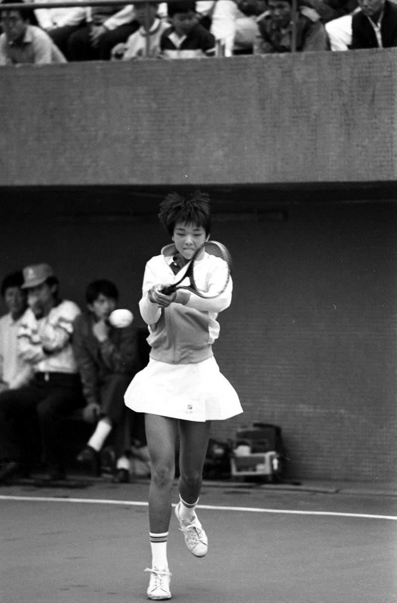 1987年4月11日，王思婷底線抽球銳不可擋，是我國網球史上第一位獲得正式國際賽女子單打冠軍的選手。圖／聯合報系資料照片