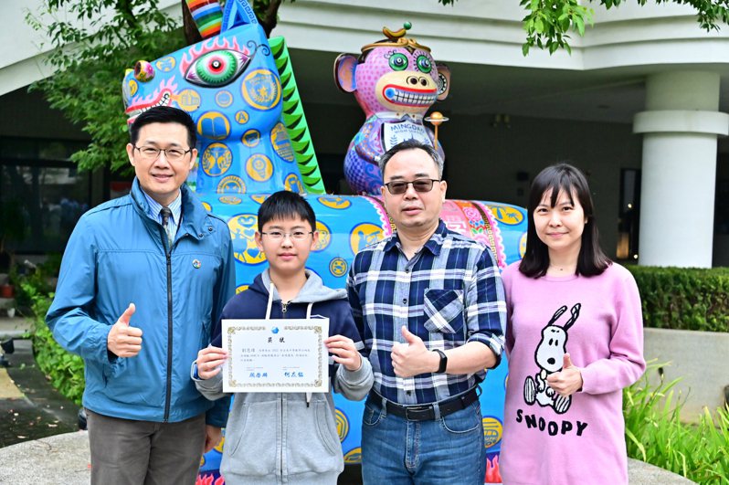 台中市明道中學國中部一年級學生劉恩瑋（左二）參加美國「AMC8」數學測驗，獲得滿分。圖／明道中學提供