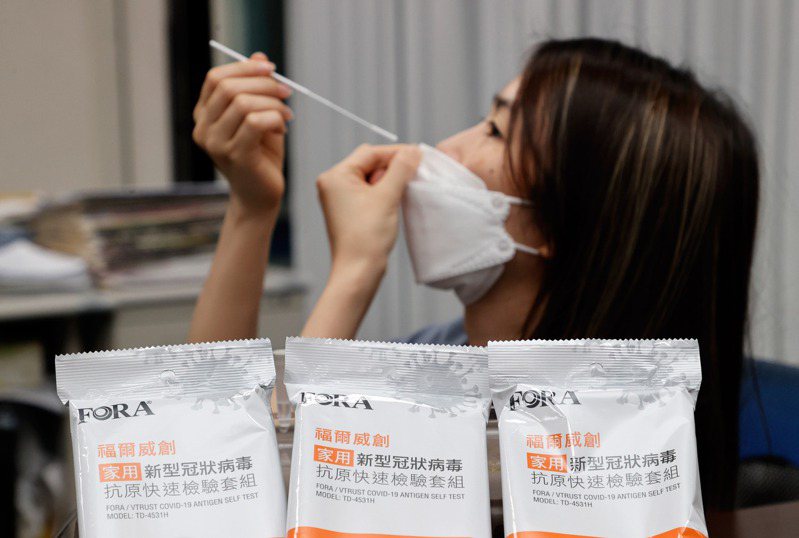 專家指出，快篩試劑訂得太貴，同一廠牌的快篩劑，在台灣的售價，比國外貴五成到五倍，讓不少人乍舌太誇張了。此為快篩示意圖。記者鄭超文／攝影