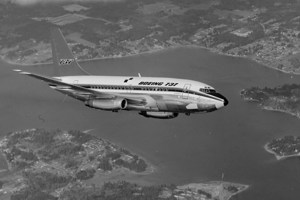 從1967年原型機首飛以來，波音737至今已經生產上萬架，是波音乃至全美國史上，產量最多的客機。圖為737原型機試飛。圖／波音