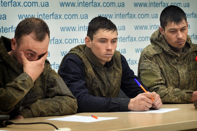 被俘俄軍暗示，許多軍人沒有被告知他們將入侵烏克蘭，僅被告知參加軍演或前往烏東頓巴斯地區。圖為被俘俄軍今年3月5日在烏克蘭首都基輔記者會回答媒體提問。美聯社