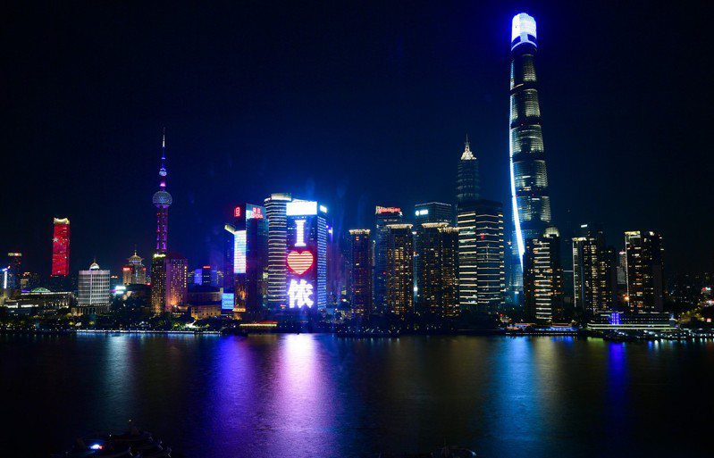 4月10日晚，上海外灘的商廈大螢幕上顯示「我愛儂」的標語，為抗疫加油。 （香港中通社）