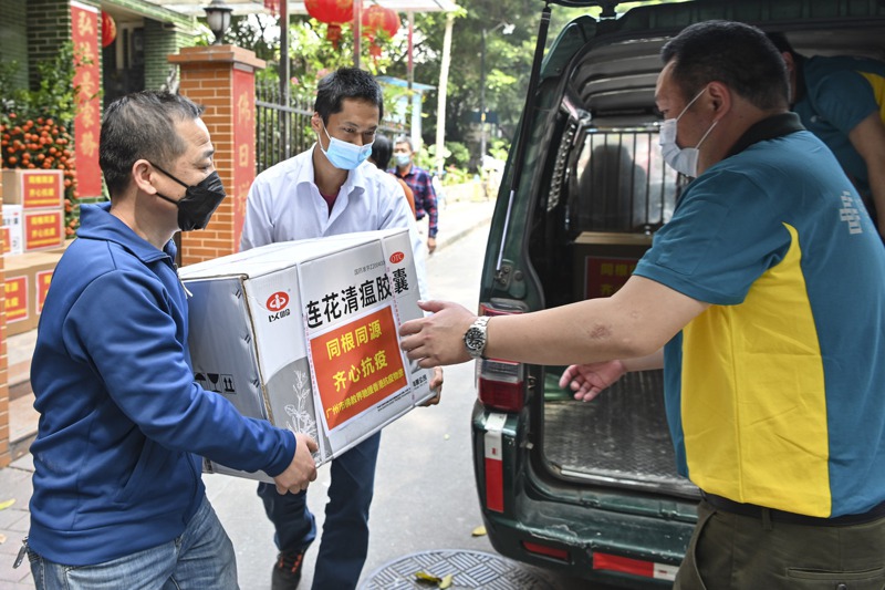 2022年3月，廣州佛教協會工作人員將採購的連花清瘟膠囊搬上貨車，隨後發往香港，助香港抗疫。中新社