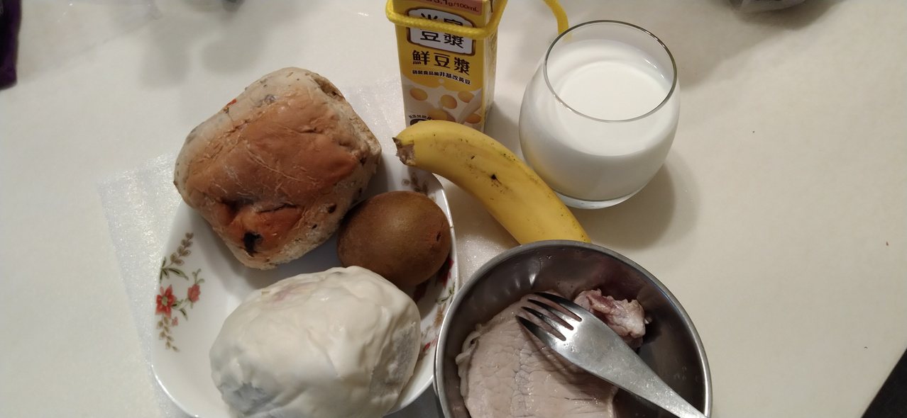 為了兒子早餐吃好吃飽，我會準備含澱粉類食物、一顆蛋，還有鮮奶或豆漿，並且搭配吃水果。圖／許瑞庭提供