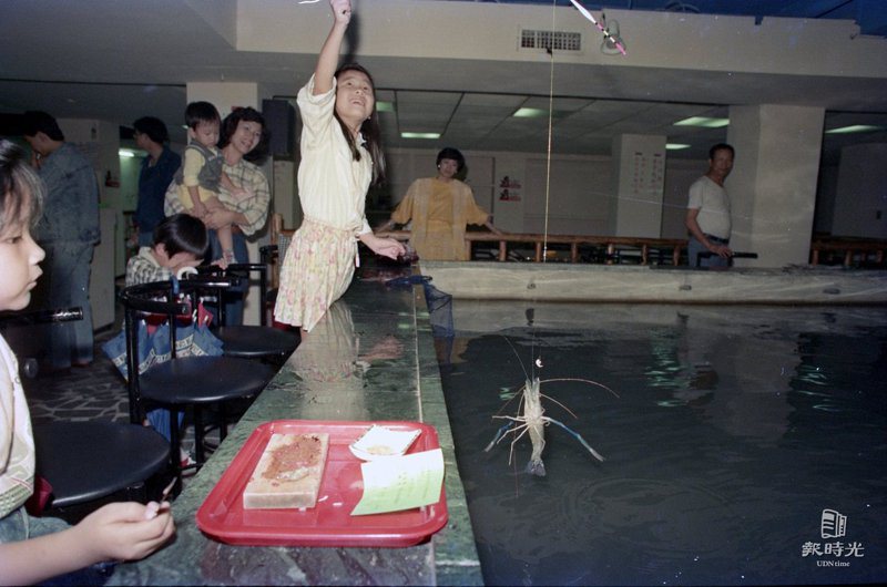 標榜著「休閣、健身、養性」，台北市東區一棟大廈的地下室裡，開了一間二十四小時營業的釣蝦場。日期：1987/10/02。攝影：楊佳。來源：聯合報
