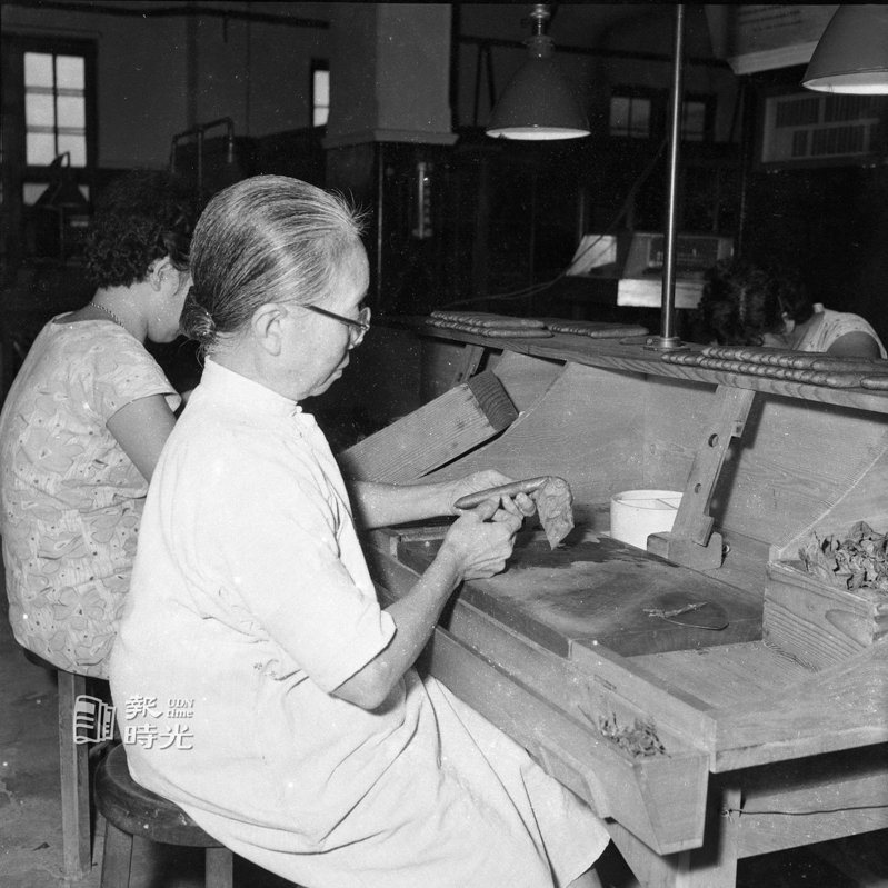 圖說：台北菸廠服務最久的員工賴理，是該廠雪茄部門技術最佳的一位女工。日期：1957/09/29。攝影：陳明輝。來源：聯合報