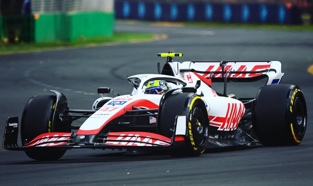 2022年將Mazepin父子都解除合約後，Haas的賽車便改為紅白配色。 圖／...