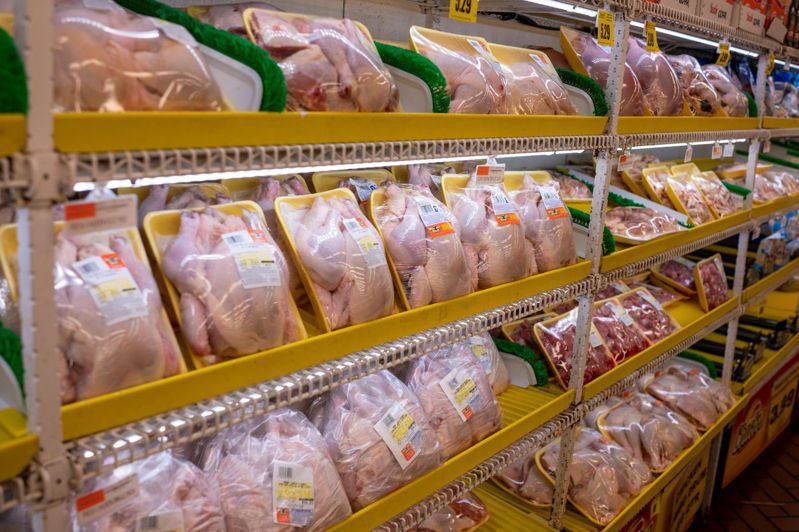 雞肉短缺，農委會打算修改對美國傳染性禽流感疫區的雞肉管制，因國產業者堅決反對而緊急喊停。圖為賣場架上的美國雞肉。路透