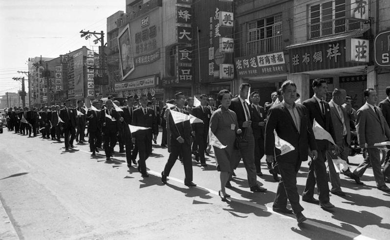 1971年04月12，台北市各區代表齊聚，遊街前往參加「台北市各界實踐國民生活須知運動授旗典禮」。圖／聯合報系資料照片