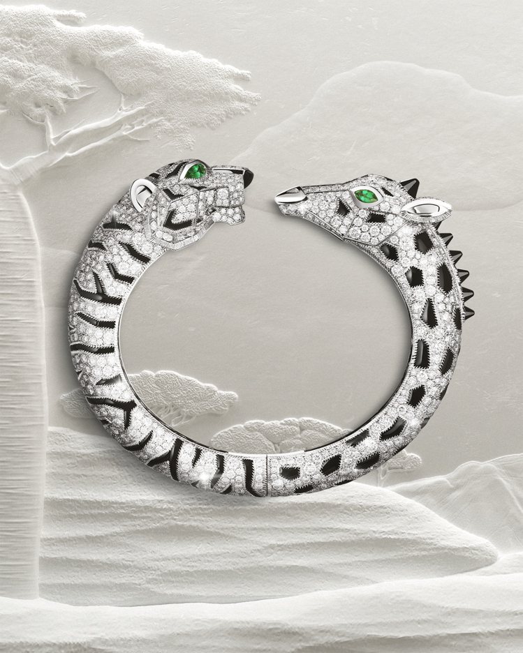 卡地亞Indomptables de Cartier系列老虎和長頸鹿白K金鑲鑽手鐲。圖／卡地亞提供