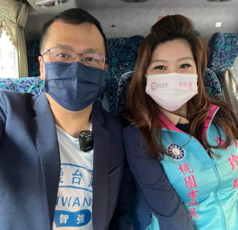 台北市議員羅智強和桃園市議員朱珍瑤從桃園搭往新北的客運感受通勤族的辛苦。圖／取自羅智強臉書