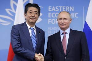 日本前首相安倍晉三（左）任內日俄關係密切。圖為2018年安倍晉三與俄國總統普亭（右）出席東方經濟論壇並舉行會談。美聯社