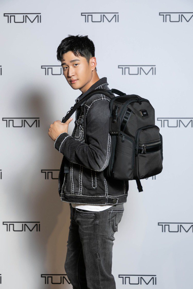 TUMI發表新一代的Alpha Bravo系列包款，邀請人氣男星周興哲（Eric）擔任嘉賓。圖／TUMI提供