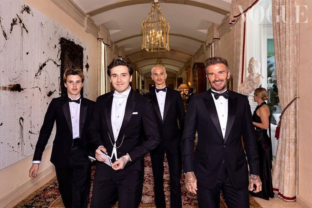 大衛貝克漢（右起）和3個兒子羅密歐、布魯克林與克魯茲，都穿上帥氣西裝出席婚禮。圖...