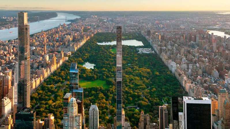 紐約曼哈頓區的新摩天大樓「史坦威塔」（中）是全世界最瘦最薄的大樓，當地人戲稱為「咖啡攪拌棒」。圖／取自史坦威塔官網