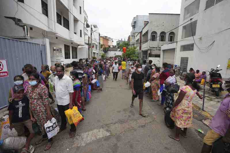 斯里兰卡民众12日在可伦坡排队购买煤油。（美联社）(photo:UDN)