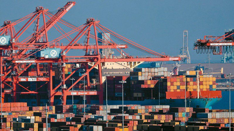WTO表示，俄烏戰爭將拖累全球經濟，並下修今年商品貿易的成長預測，增幅由4.7%調降為3%。（路透）