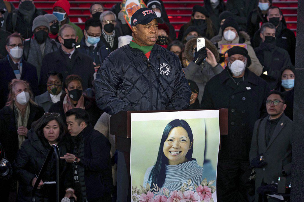 紐約非裔市長亞當斯在「高慧民」（Michelle Go）的燭光紀念會上發言。 圖...
