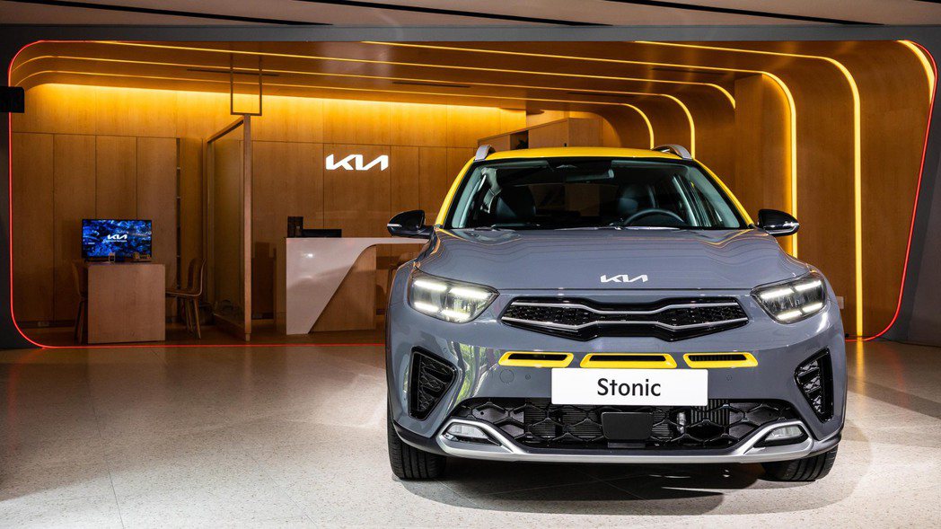 The Stonic 1.0T智慧油電GT-line車頭以Kia專屬虎鼻式造型水箱護罩，搭配GT-line專屬運動化外觀造型設計，整體更加動感時尚。 圖／森那美起亞提供