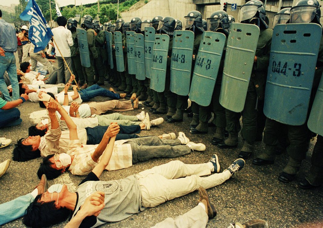1987年6月，南韓爆發大規模的六月民主運動，要求全斗煥政府實行民主改革，最終促...