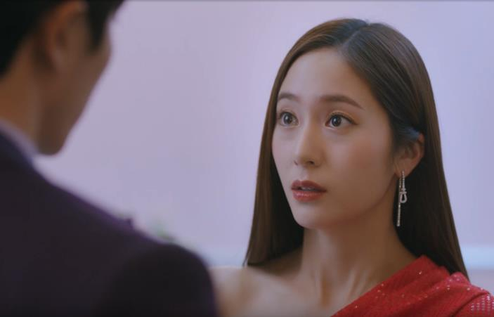 韓劇「瘋狂愛上你」中，女星Krystal配戴FRED Force 10高級珠寶系列經典帆船鍊扣鑽石耳環。圖／摘自網路