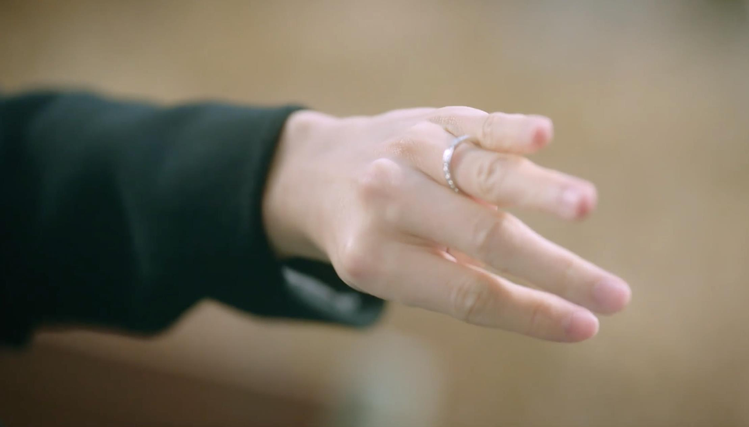 韓劇「幽靈醫生」男女主角以FRED Force 10 Duo Ring戒指互許諾言。圖／摘自網路