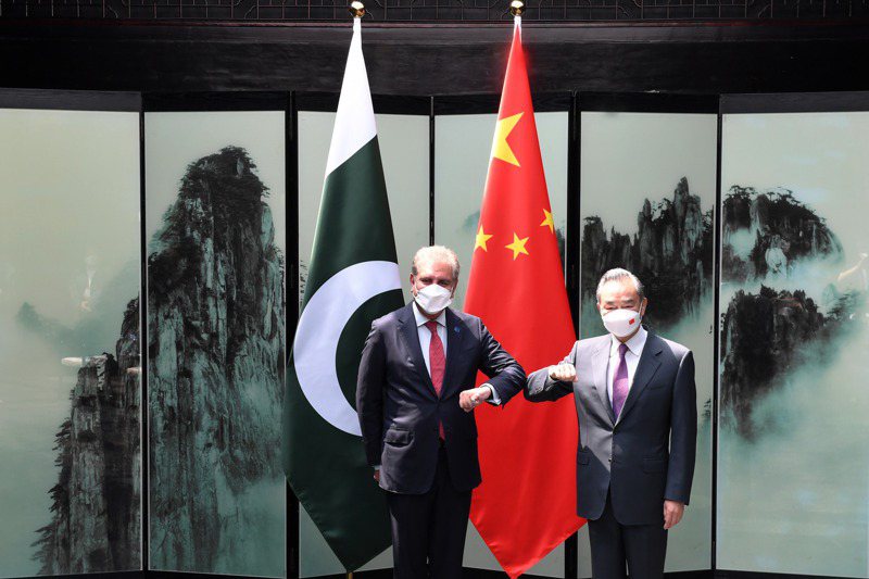 不久前大陸國務委員兼外長王毅（右）才在安徽屯溪，跟巴基斯坦外長庫雷希舉行會談。新華社