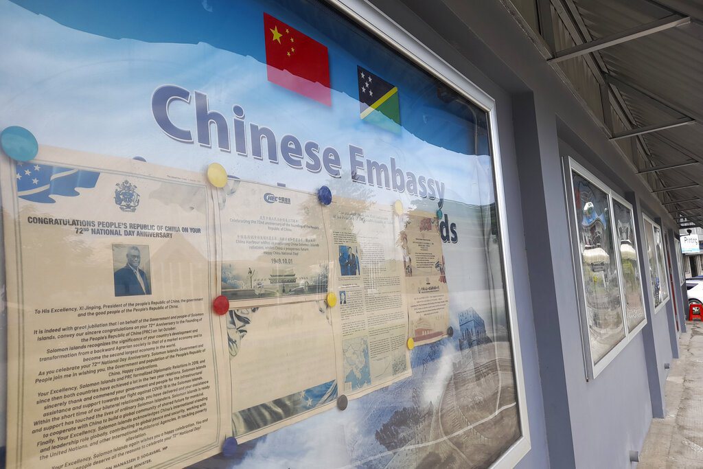 中國駐索羅門群島霍尼亞拉大使館外的照片展示櫃。 圖／美聯社