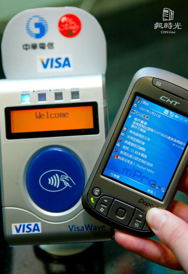全國第一支感應式信用卡手機，四秒完成刷卡。日期：2007/1/11。來源：聯合報。攝影：林秀明。