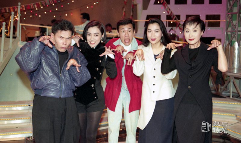 台視「玫瑰之夜」新配方主持人澎恰恰(左)、曾慶瑜(右)與一同錄影的藝人朱寶意(左二起)、陳為民、 張瓊姿。來源：聯合報。日期：1993/03/03。攝影：王宏光